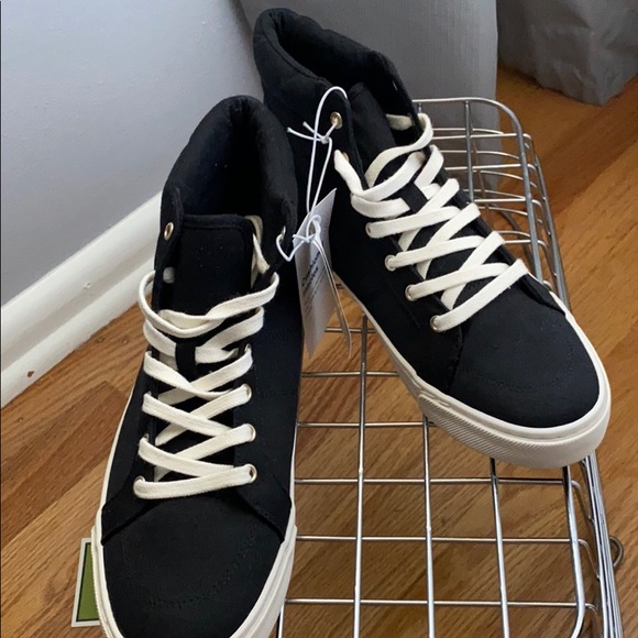 Old Navy Shoes - “ Blackjack” hightop sneak. Black high top. 8.5